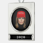 Melania Trump MAGA Weihnachten Banner-Ornament Silber (Links)