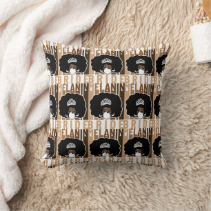 Melanin Braut mit Afro Accent Kissen