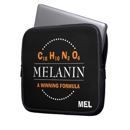 MELANIN-Formel-Monogramm Laptopschutzhülle (Vorderseite Links)