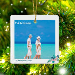 Mele Kalikimaka Beach 2 Foto Tropisches Weihnachts Keramikornament<br><div class="desc">Ein schlichtes,  wunderschönes Weihnachtsschmuck am Strand mit einem Foto aus Ihrem Inselurlaub,  das an der Ecke von einer hübschen Blume aus tropischem Hibiskus in schönem pfirsichfarbenem Rosa mit blauen Blätter aus Palmen gehalten wird. Ein weiteres volles Foto schmückt die Rückseite dieses zweiseitigen hawaiianischen Urlaubsornaments.</div>