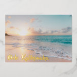 Mele Kalikimaka Beautiful Beach Christmas Gold Folien Feiertagskarte<br><div class="desc">Diese hübschen Weihnachtsfolienkarten am Meer bieten eine wunderschöne Küstenlandschaft bei Sonnenaufgang mit einer schönen Typografie,  die Mele Kalikimaka lautet. Eine niedlich hawaiianische Art,  frohe Weihnachten im Stil zu sagen. Bring mich in diesem Urlaub an den Strand.</div>