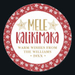 Mele Kalikimaka Christmas Runder Aufkleber<br><div class="desc">Der moderne Weihnachtsaufkleber ist mit der Schrift ''mele kalikimaka'' in roter und goldener Schrift auf rotem Meeresgrund ausgestattet. Personalisieren Sie mit einem Namen und einem Jahr.</div>