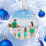 Mele Kalikimaka Family Beach Foto 2023 Weihnachten Keramik Ornament<br><div class="desc">Chic individualisierbare Beach Foto Weihnachtsschmuck mit Ihrem Lieblings-Tropen-Foto in der Sonne. Fügen Sie ein Foto Ihrer Lieblingsgedächtnisse aus Ihrem Inselurlaub an die Küste vorne und ein Foto auf der Rückseite. Ein wunderschönes Schmuckgeschenk an der Küste mit hübschem blauen Schriftzeichen über dem Bild.</div>