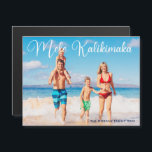 Mele Kalikimaka Family Foto Beach Magnet Card<br><div class="desc">Diese hübschen Strandmagneten bieten Ihnen ein eigenes Foto für Ihren Sommerurlaub an der Küste mit einem eleganten Typografie-Overlay in Weiß,  das Mele Kalikimaka liest. Eine niedlich hawaiianische Art,  frohe Weihnachten im Stil einer tropischen Insel zu sagen. Mit dieser magnetischen Urlaubskarte bringe ich diesen Urlaub zum Ozean.</div>