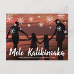 Mele Kalikimaka Hawaiian Beach Foto Weihnachten<br><div class="desc">Mit dieser niedlichen Weihnachtspostkarte mit dem handgeschriebenen hawaiianischen Gruß "Mele Kalikimaka" und den in Kreide gezeichnet Schneeflocken über Ihrem bevorzugten horizontalen Foto für Familienurlaube vereinen Sie Ihren Feiertagssaufenthalt. Die Rückseite hat Ihre persönliche Nachricht und Ihre Rücksendeadresse für einfaches Mailen.</div>