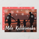 Mele Kalikimaka Hawaiian Beach Foto Weihnachten<br><div class="desc">Mit dieser niedlichen Weihnachtskarte mit dem handgeschriebenen hawaiianischen Gruß "Mele Kalikimaka" und den in Kreide gezeichnet Schneeflocken über Ihr Lieblings-Familienurlaub-Foto verschicken Sie Feiertagssjubeln. Die Rückseite hat ein Schneeflockenmuster über einer Korallenuntergangsfarbe. Sie können die Farbe des Hintergrunds ändern,  indem Sie auf die Schaltfläche "Anpassen" klicken.</div>