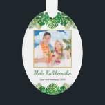 Mele Kalikimaka Hawaiian Tropical Christmas Foto Ornament<br><div class="desc">Dieses lustige, moderne Urlaubsdesign besticht durch ein üppiges tropisches Strandfolien, das von farbenfrohen Lichtern am oberen und unteren Ende der Anlage geschmückt ist. In der Mitte befindet sich ein individualisierbares quadratisches Foto mit goldenem Rand, das durch ein eigenes ersetzt werden kann. Unter dem Foto befinden sich zwei anpassbare Textzeilen. In...</div>