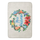 Mele Kalikimaka Hawaiianischer Weihnachtskranz Badematte (Vorderseite Vertikal)