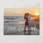 Mele Kalikimaka Modern Beach Foto Weihnachten<br><div class="desc">Mit dieser modernen Weihnachtspostkarte,  die ein schlichtes Design mit dem hawaiianischen Gruß "Mele Kalikimaka" in einem eleganten,  feinen,  weißen Drehbuch,  Ihren Namen und das Jahr über Ihrem Lieblings-Foto. Die Rückseite hat Ihre persönliche Nachricht und Ihre Rücksendeadresse für einfaches Mailen.</div>