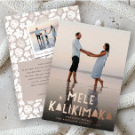 Mele Kalikimaka Stars Modernes WeihnachtsbaumFoto Folien Feiertagskarte<br><div class="desc">Mele Kalikimaka Sterne Moderne Weihnachtsbäume, Foto doppelseitige reale Foil Pressed / Foil Stamping Urlaubskarte. Backer Muster kann gelöscht werden, um zusätzliche Text / Nachrichten aufnehmen zu können. Die Hintergrundfarbe kann geändert werden. Entworfen / Original-Kunstwerk von fat*fa*tin. Einfach mit eigener Textnachricht, Familienname, Jahr, Foto oder Bild personalisieren. Weitere Bearbeitungsoptionen innerhalb der...</div>