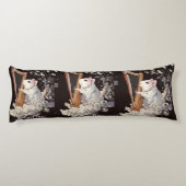 Melodic White Rat Body Pillow – Elegant Design Seitenschläferkissen (Rückseite)