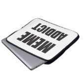 "Meme Addict" schwarze Textgestaltung Laptopschutzhülle (Vorne Knopf)