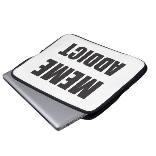 "Meme Addict" schwarze Textgestaltung Laptopschutzhülle (Vorne Knopf)