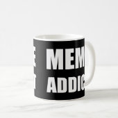 "Meme Addict", weißes Textdesign Kaffeetasse (VorderseiteRechts)