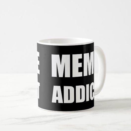 "Meme Addict", weißes Textdesign Kaffeetasse (VorderseiteRechts)