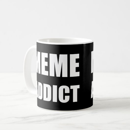 "Meme Addict", weißes Textdesign Kaffeetasse (Vorderseite Links)