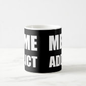 "Meme Addict", weißes Textdesign Kaffeetasse (Mittel)