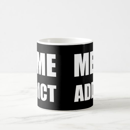 "Meme Addict", weißes Textdesign Kaffeetasse (Mittel)
