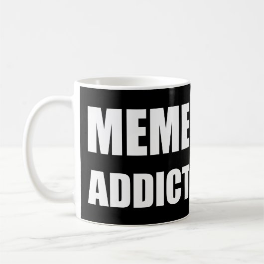 "Meme Addict", weißes Textdesign Kaffeetasse (Links)
