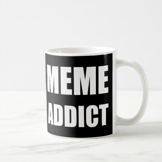"Meme Addict", weißes Textdesign Kaffeetasse (Rechts)