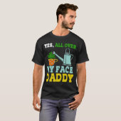 Meme Yes überall in meinem Gesicht Daddy T-Shirt (Vorne ganz)