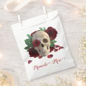 Memento Mori. Schädel mit rote Rosen Geschenktütchen (Ausgeschnitten)