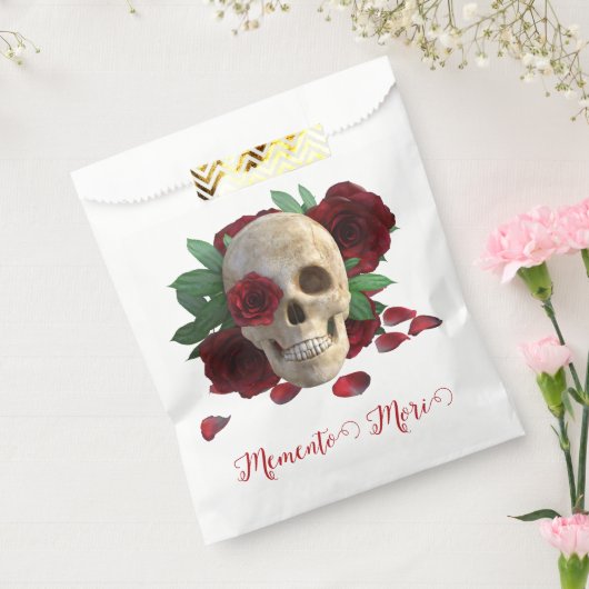 Memento Mori. Schädel mit rote Rosen Geschenktütchen (Versiegelt)