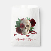 Memento Mori. Schädel mit rote Rosen Geschenktütchen (Vorderseite)