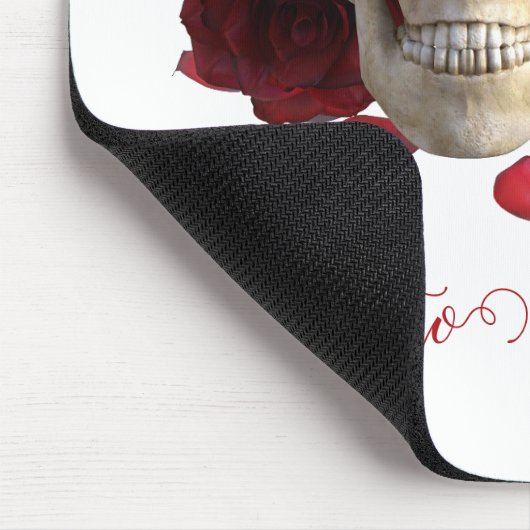 Memento Mori. Schädel mit rote Rosen Mousepad (Ecke)