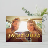 Memorable Date FOIL Wedding Save the Date Card Folieneinladung (Stehend vorne)