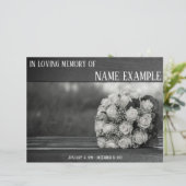 Memorial Cards Ein Strauß mit weißen Rosen-Monochr (Stehend Vorderseite)