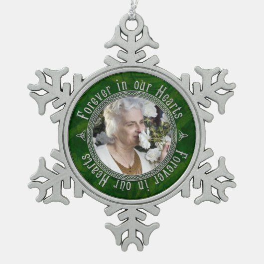 Memorial Foto Weihnachten Grün Silver Celtic Knote Schneeflocken Zinn-Ornament (Vorderseite)