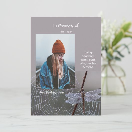 Memorial Keepsake Card Dragonfly Dewdrops Einladung (Stehend Vorderseite)