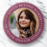 Memorial Loved Beyond Words Elegantes Chic Foto Button<br><div class="desc">Dieses einfache und klassische Design besteht aus Serifentypografie und fügt ein benutzerdefiniertes Foto hinzu. "Geliebt jenseits von Worten,  ohne Maß"</div>