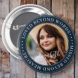 Memorial Loved Beyond Words Elegantes Chic Foto Button<br><div class="desc">Dieses einfache und klassische Design besteht aus Serifentypografie und fügt ein benutzerdefiniertes Foto hinzu. "Geliebt jenseits von Worten,  ohne Maß"</div>