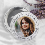 Memorial Loved Beyond Words Elegantes Chic Foto Button<br><div class="desc">Dieses einfache und klassische Design besteht aus Serifentypografie und fügt ein benutzerdefiniertes Foto hinzu. "Geliebt jenseits von Worten,  ohne Maß"</div>