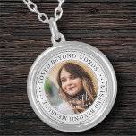 Memorial Loved Beyond Words Elegantes Chic Foto Versilberte Kette<br><div class="desc">Dieses einfache und klassische Design besteht aus Serifentypografie und fügt ein benutzerdefiniertes Foto hinzu. "Geliebt jenseits von Worten,  ohne Maß"</div>