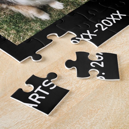 Memorial mit vier Fotos, Name und Daten. Jig Puzzle (Seite)