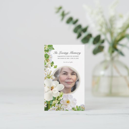 Memorial Prayer Card With White Flowers Visitenkarte (Stehend Vorderseite)