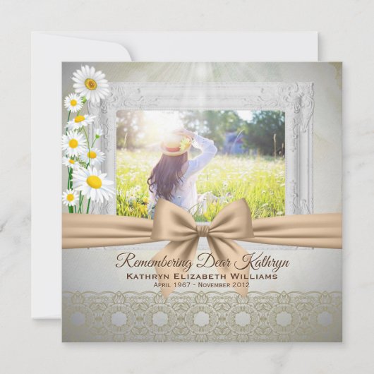 Memorial Service Beige Bow White Daisies Foto Einladung (Vorderseite)