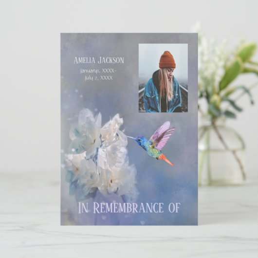 Memorial Service laden Hummingbird White Blume ein Einladung (Stehend Vorderseite)