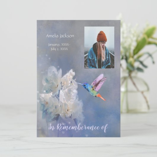 Memorial Service laden Hummingbird White Blume ein Einladung (Stehend Vorderseite)