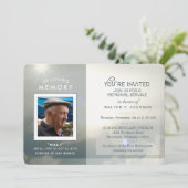 Memorial Service lädt Friedliche Wolken in blauer  Einladung (Stehend Vorderseite)