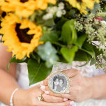 Memorial Wedding Bouquet Charm Bride Vergoldete Kette<br><div class="desc">Ehre die Erinnerung an deinen besonderen Tag mit dieser vergoldeten Gedenktafel für die Hochzeitsfeier. Dieser elegante Charme besticht durch ein individualisierbares Foto, das es Ihnen ermöglicht, eine geschätzte Person nah zu tragen, während Sie den Gang entlang gehen. Bringen Sie es einfach an Ihr Bouquet an oder tragen Sie es als...</div>