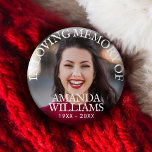 Memorial zum personalisierten Foto Button<br><div class="desc">Personalisierter Foto Gedenkknopf,  einfaches und modernes Design mit sans-serif oldstyle Not leidendes Schriftart,  individuelle Name,  Datum und Fotos. Erhältlich in kleinen,  mittleren,  großen und riesigen Größen,  in quadratischen und runden Formen. Keine Mindestbestellung. Schaltfläche "Memorandum für personalisiertes Foto"</div>
