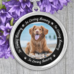 Memorial zum Thema Erinnerung an benutzerdefiniert Versilberte Kette<br><div class="desc">Ehre deinen besten Freund mit einer eigenen Foto-Gedenkstätte Halskette . Dieser einzigartige Denkmalschutz ist das perfekte Geschenk für sich selbst, Familie oder Freunde, um Ihre Liebsten zu ehren. Diese Hundeschlittenhalskette zeichnet sich durch ein einfaches Schwarz-Weiß-Design mit dekorativer Schrift aus. Zitat "In Loving Memory". Passen Sie sich mit Lieblingshund, Katzentier Foto,...</div>
