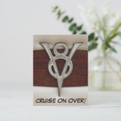 Men Birthday V8 Chrome Emblem Car Theme Einladung (Stehend Vorderseite)