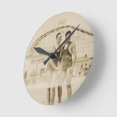 Men Standing on Beach Runde Wanduhr (Winkel)