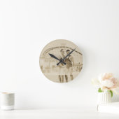 Men Standing on Beach Runde Wanduhr (Zuhause)