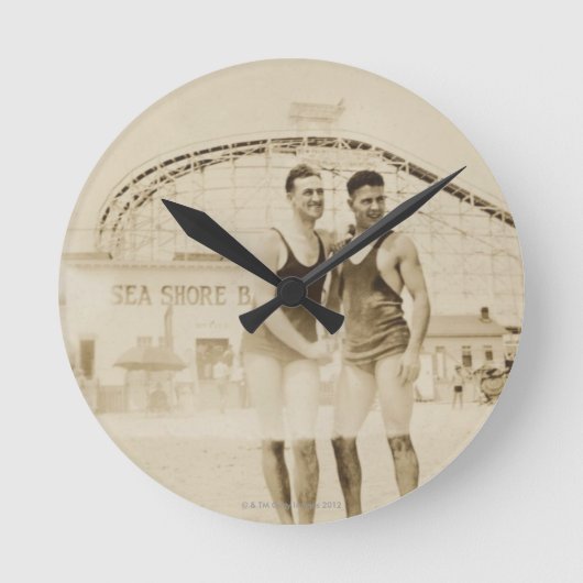 Men Standing on Beach Runde Wanduhr (Vorderseite)